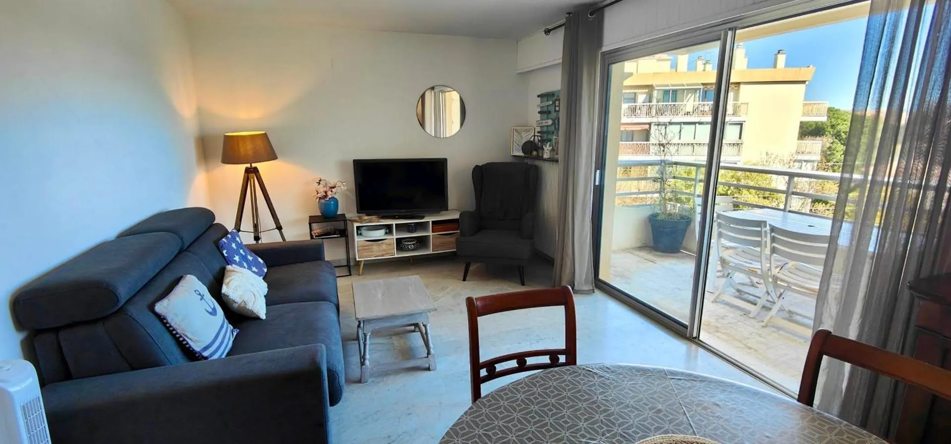 Charming T2 With Balcony Near The Port Of Frejus Apartment